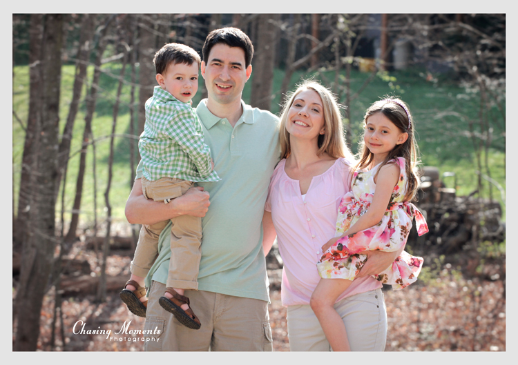 Family Photographer Session in Northern Virginia, Reston: Mom and Dad Posing with Two Kids
