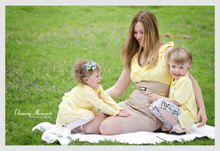 Family portrait (mom and kids) outdoors in McLean, Virginia, VA