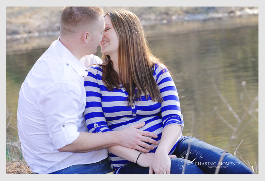 couple kissing pregnancy photo shoot photography